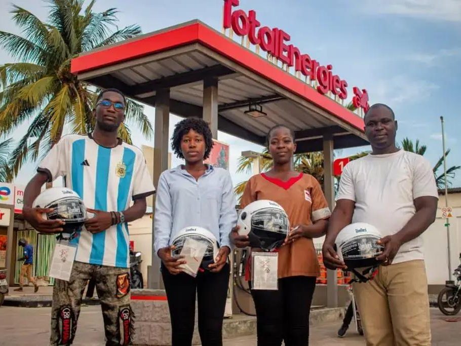 Quatre personnes tenant les casques reçus lors d'une distribution